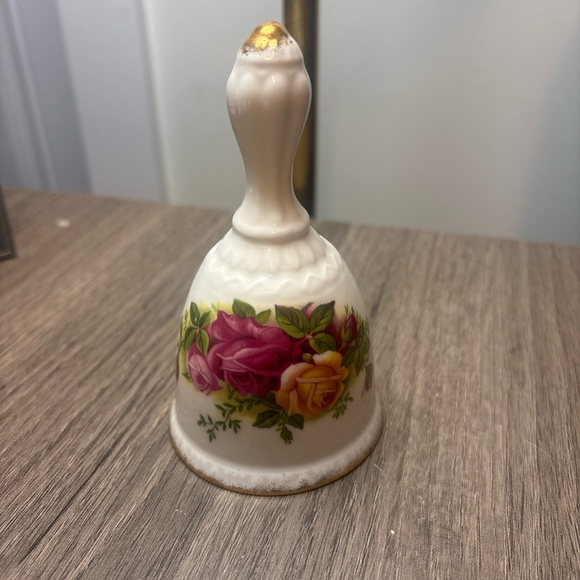 Royal Albert Old Country Roses Bell - Picture 1 of 2